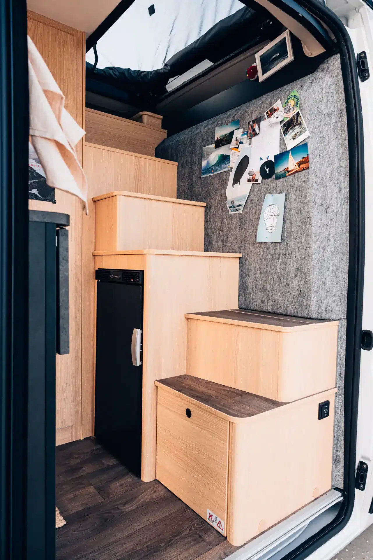 Stufen und Innenraum im Sunlight VANLIFE Campervan mit Schlafdach