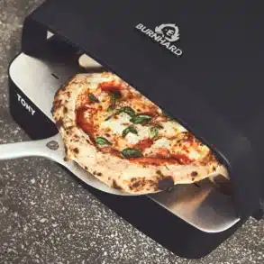 Gas-Pizzaofen TONY von Burnhard mit einer neapolitanischen Pizza auf einer Schaufel