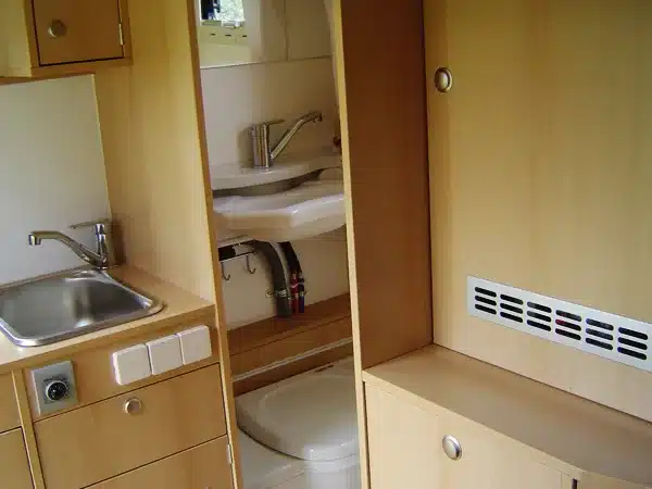 Innenraum eines Toyota HZJ 79 Expeditionsmobils mit Küche, Spüle, Waschbecken und Toilette
