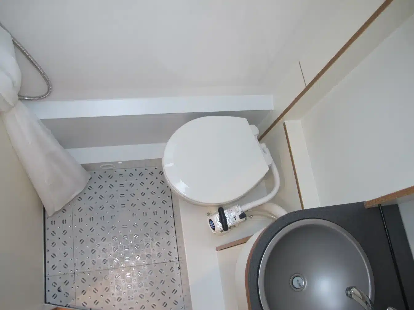 Toilette und Waschbecken im kompakten Bad eines Expeditionsmobils auf Unimog 435 Basis