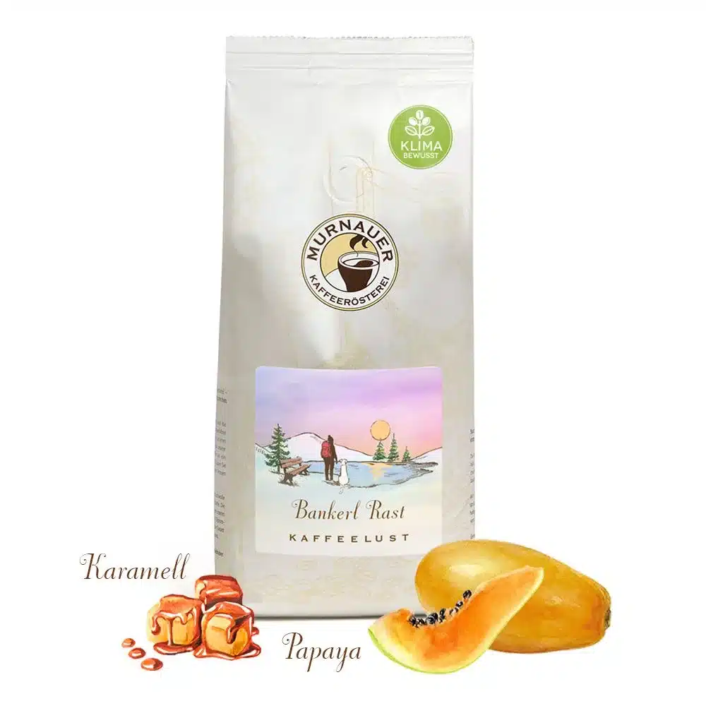 Packung Bankerl Rast Kaffee von Murnauer Kaffeerösterei mit Illustration, neben Karamell und Papaya.