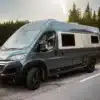 Der VIICA 60 Kastenwagen steht am Seeufer, umgeben von Natur, aufgenommen seitlich in der Abendsonne.