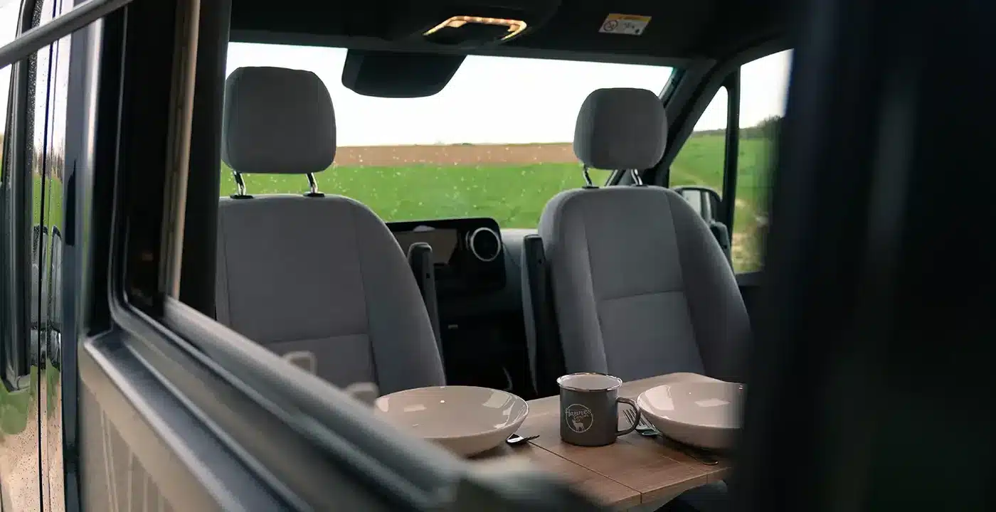 Blick durch das Fenster auf die Fahrerkabine des VIICA 60 S mit gedecktem Tisch im Innenraum.