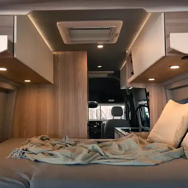 Innenansicht des VIICA 60 S Kastenwagens mit gemütlichem Bett, Schränken und modernem Lichtkonzept