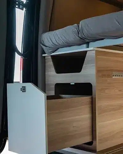 Schubkasten und Möbel im modernen Design unter dem Bett im VIICA 60 S Kastenwagen.
