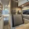 Innenausbau des VIICA 60 S Kastenwagens mit Sitzgruppe, Tisch und hochwertigen Möbeln.