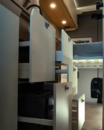 Innenaufnahme mit geöffneten Schränken im VIICA 60 S Campervan, zeigt Stauraum und Möbelbau.