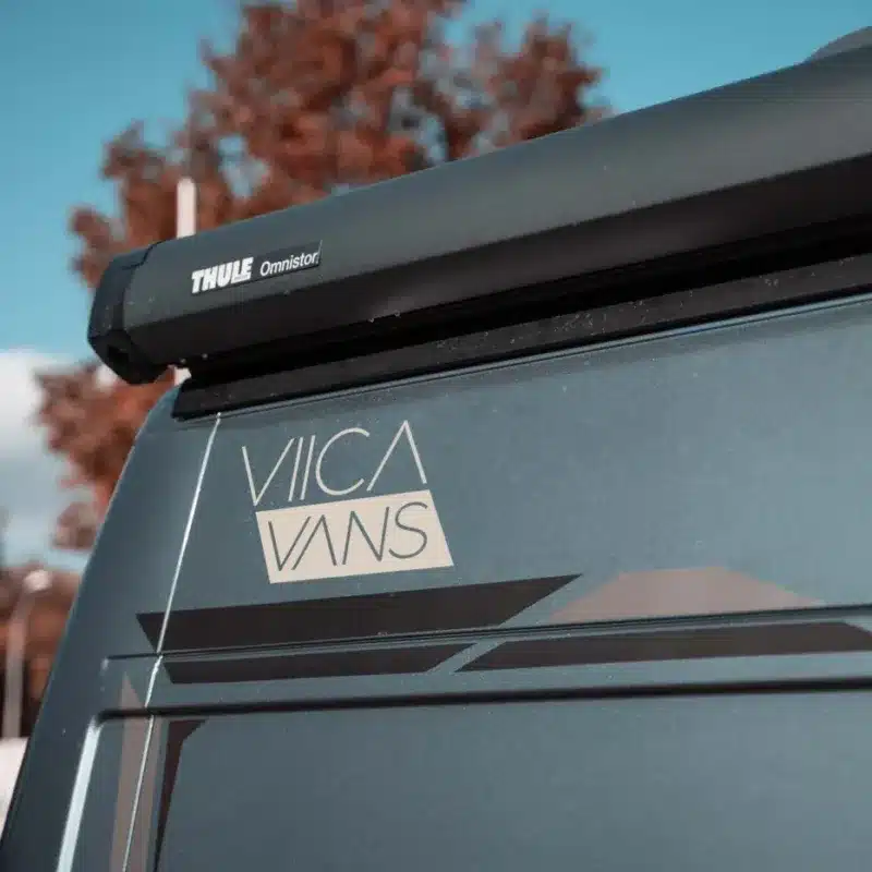 Seitenansicht des VIICA 64 Kastenwagens mit VIICA VANS Logo und Thule Omnistor Markise