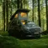 Mercedes Vito Expedition Pro Campervan mit Aufstelldach im Wald bei Tageslicht