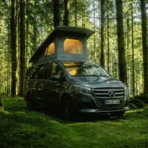Mercedes Vito Expedition Pro Campervan mit Aufstelldach im Wald bei Tageslicht