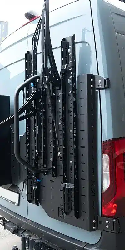 Heckträger an der Hecktür eines Mercedes Benz Sprinter Campervans für Vanlife und Reisen
