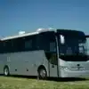 Der Wanner Liner MD9 steht als luxuriöses Reisefahrzeug auf einer Wiese vor Wasser und blauem Himmel