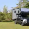 Wohnmobil Woelcke Autark Amarok 2019 auf VW Amarok Basis im Grünen geparkt
