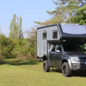Wohnmobil Woelcke Autark Amarok 2019 auf VW Amarok Basis im Grünen geparkt