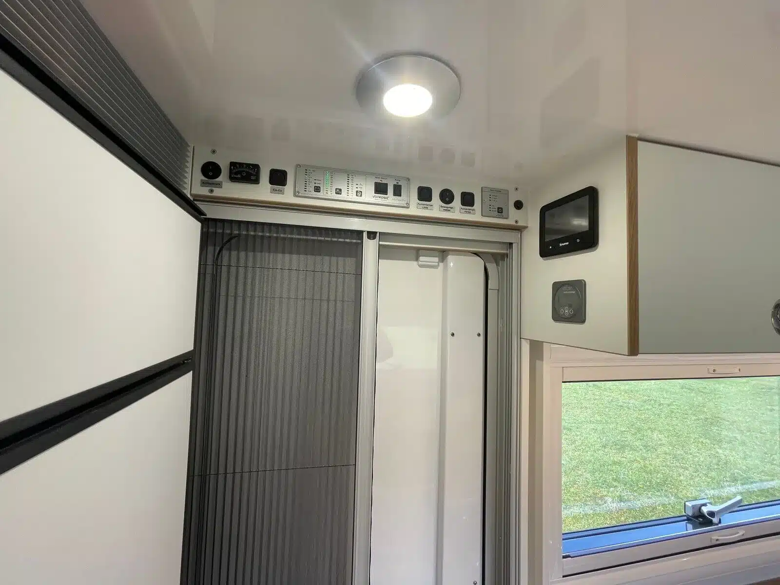 Innenraumansicht des Woelcke Autark Crafter C6 mit Kontrolleinheit und Fenster