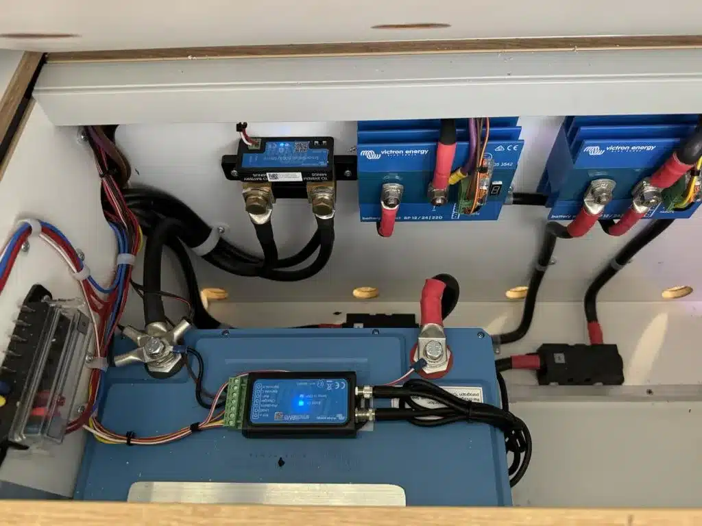 Elektrische Anlage mit Victron-Energy-Komponenten und Lithium-Bordbatterie im Woelcke Autark runner R4-2024