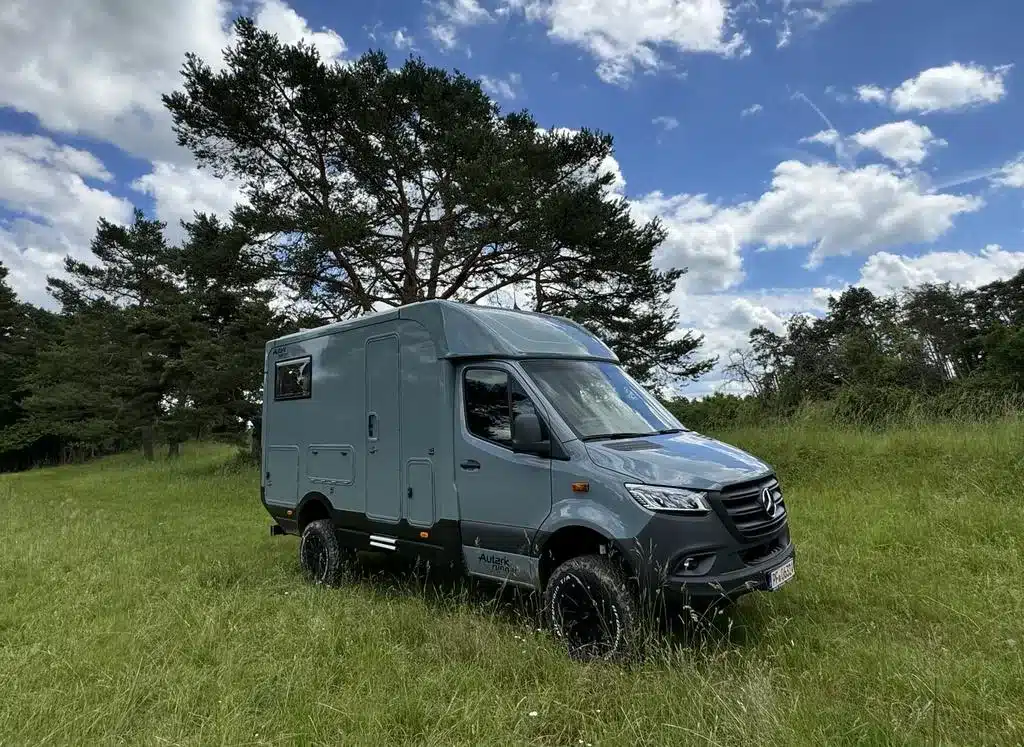 Grauer Woelcke Autark runner R4-2024 als Allradwohnmobil auf einer Wiese