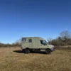 Woelcke Autark runner R6-5950-2024 als geländegängiges Allradwohnmobil auf einer Wiese