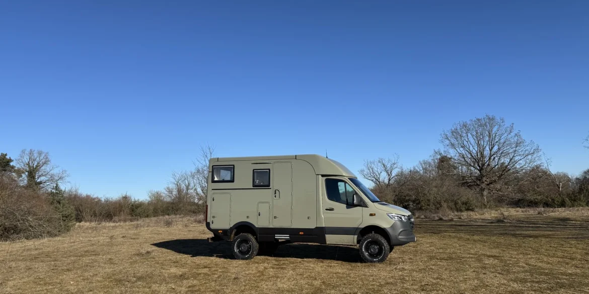 Woelcke Autark runner R6-5950-2024 als geländegängiges Allradwohnmobil auf einer Wiese