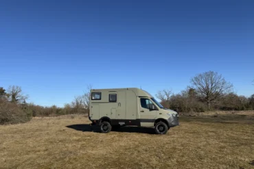 Woelcke Autark runner R6-5950-2024 als geländegängiges Allradwohnmobil auf einer Wiese