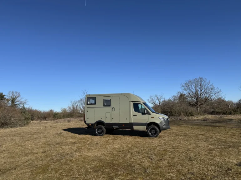 Woelcke Autark runner R6-5950-2024 als geländegängiges Allradwohnmobil auf einer Wiese