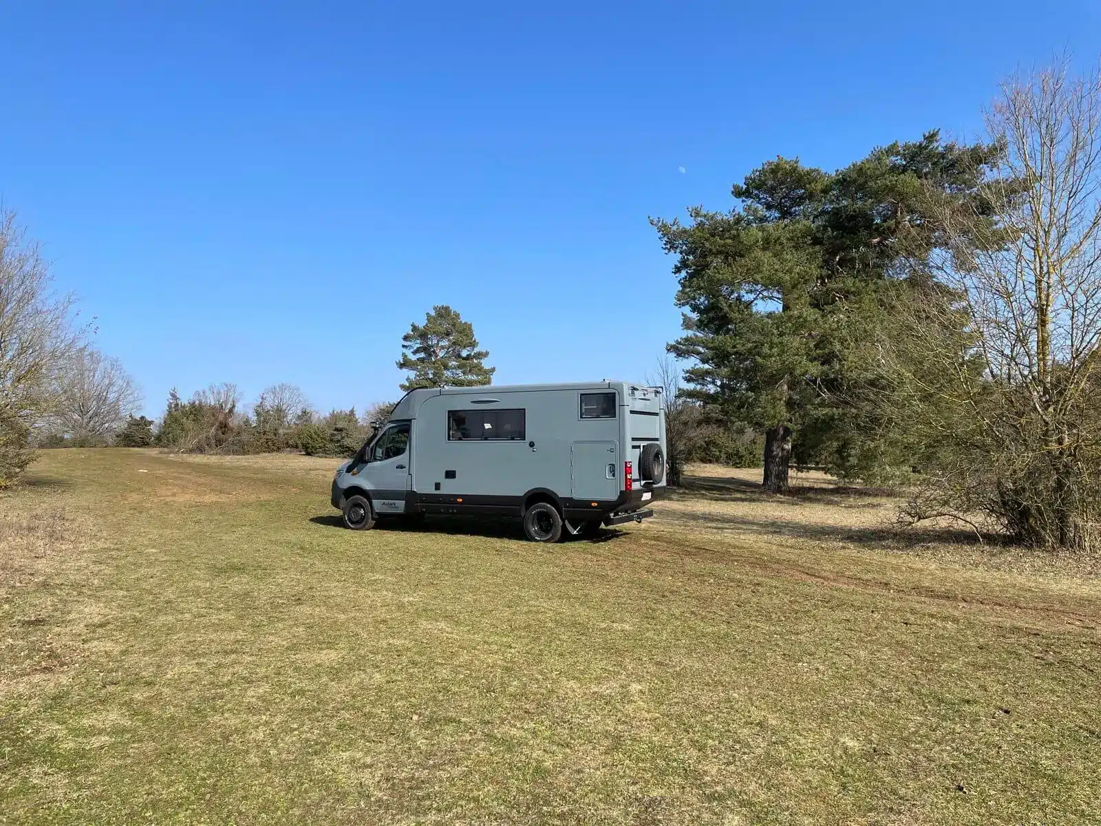 Woelcke Autark runner R6-lang 2023 Allrad-Reisemobil steht autark in der Natur