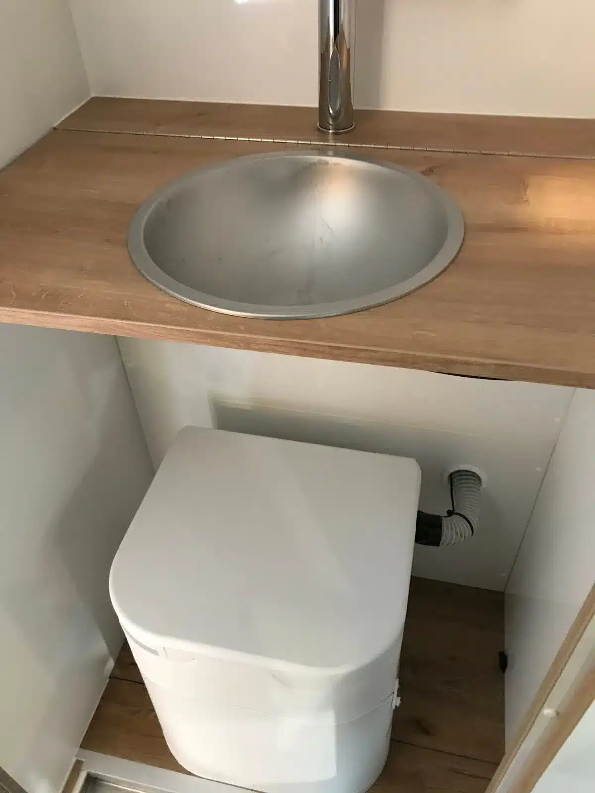 Trenntoilette OGO und Waschbecken im Bad des Woelcke Autark runner R6-lang 2023