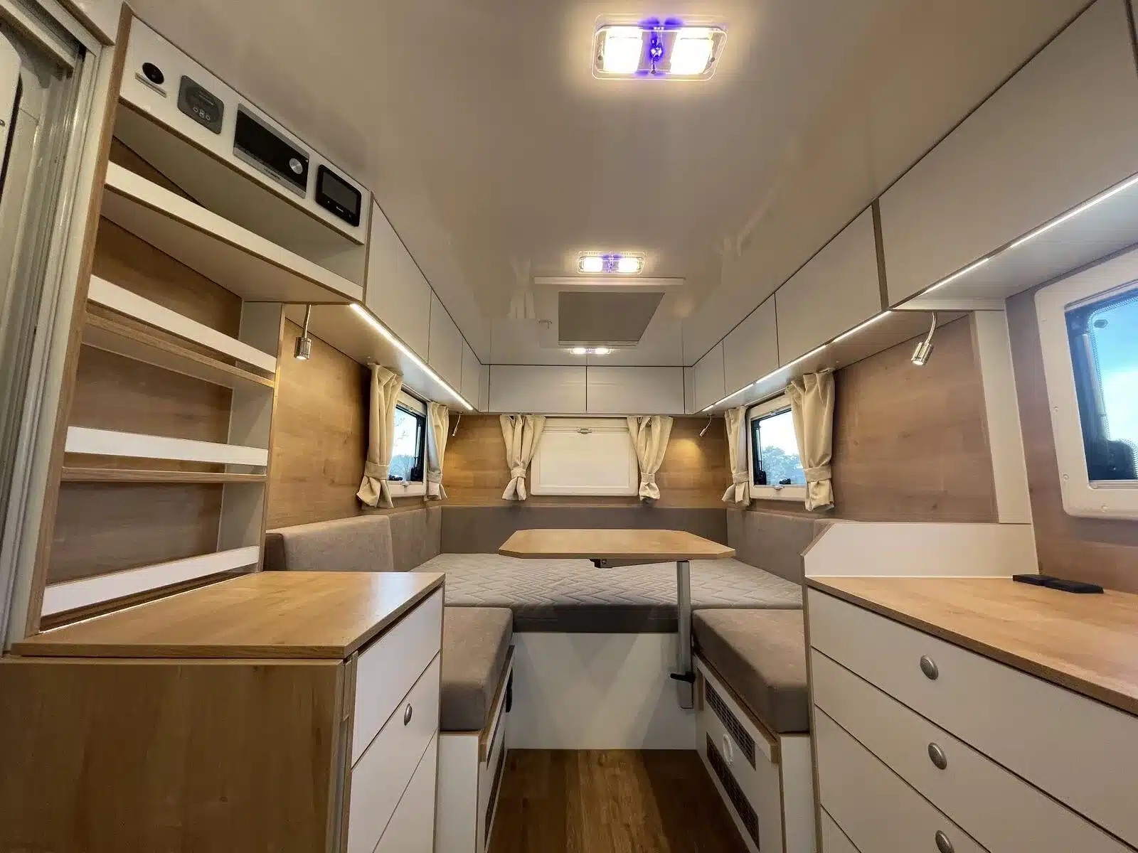 Wohnbereich und Innenausstattung des Woelcke Autark runner R7 Reisemobils mit Sitzgruppe und Holzdekor