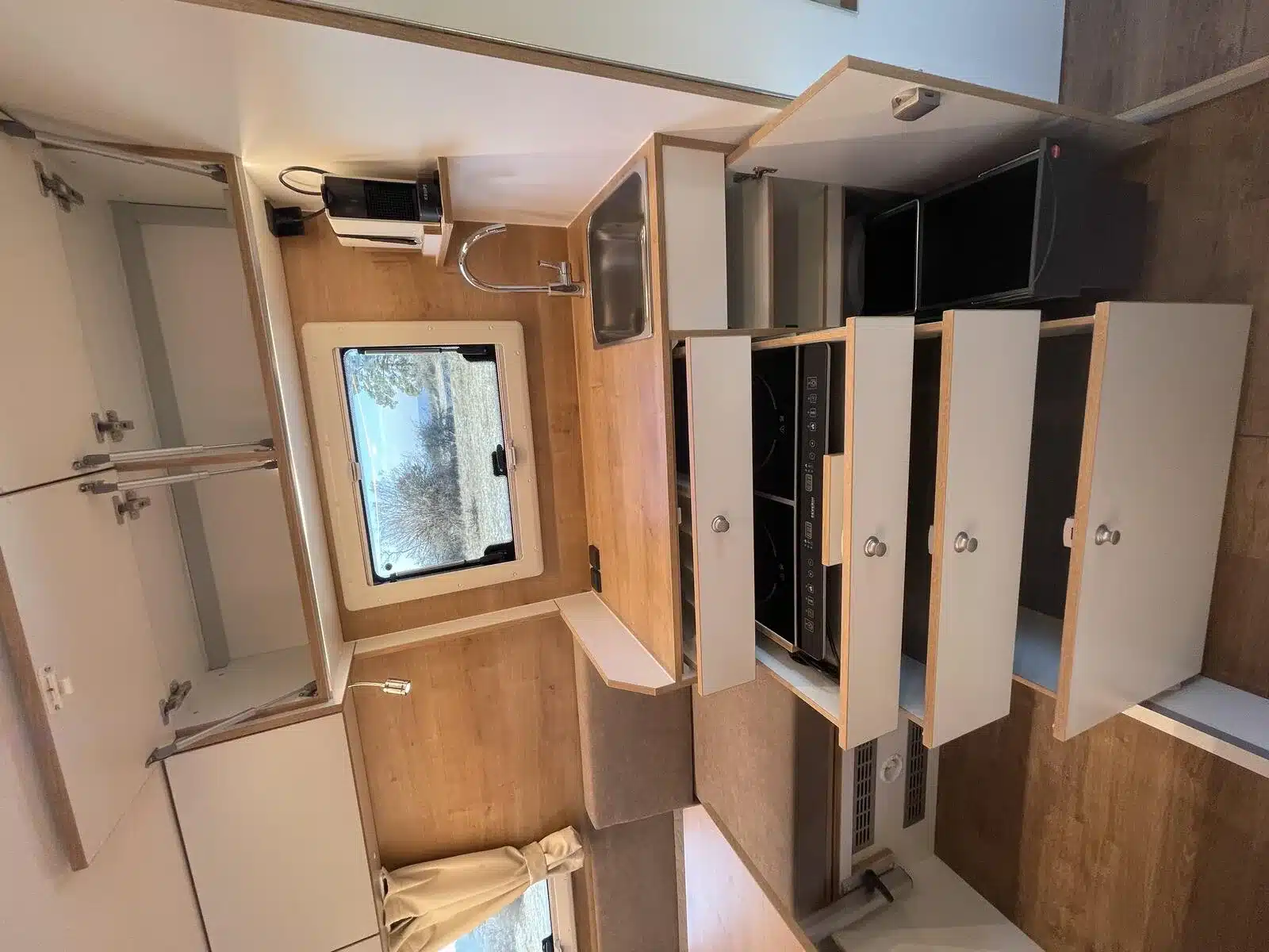 Küchenbereich und Stauraum im Innenraum des Woelcke Autark runner R7 Wohnmobils
