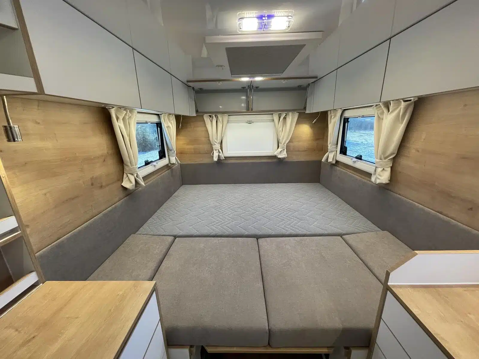 Innenansicht des Woelcke Autark runner R7 mit großem Längsbett und Stauraum.