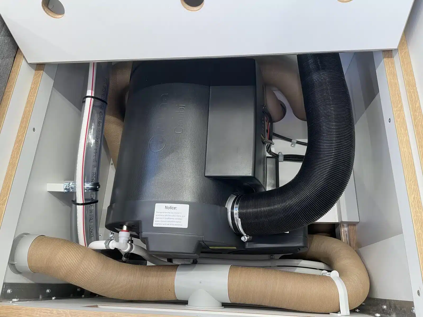 Heizung-Boiler-Kombination mit Anschlussrohren im Woelcke Autark runner R7