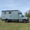 Woelcke Autark Runner XXL Allrad-Reisemobil, Modell 2022, auf Mercedes-Benz Sprinter, geparkt in der Natur.