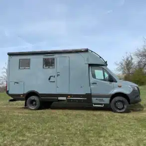 Woelcke Autark Runner XXL Allrad-Reisemobil, Modell 2022, auf Mercedes-Benz Sprinter, geparkt in der Natur.