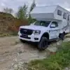 Der Woelcke Pickup Ranger Extra 2025 mit Wohnkabine auf Ford Ranger XLT 4x4 im Offroad-Einsatz.