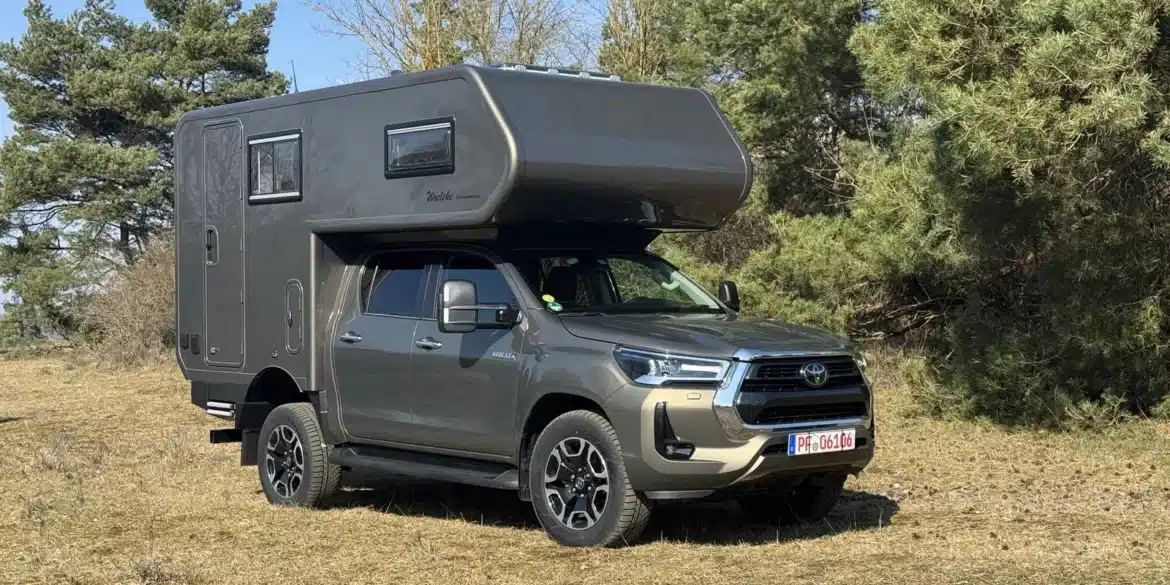 Woelcke Toyota Hilux Double Cap 4x4 mit Wohnkabine auf einer Wiese
