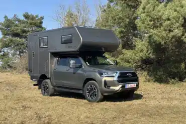 Woelcke Toyota Hilux Double Cap 4x4 mit Wohnkabine auf einer Wiese