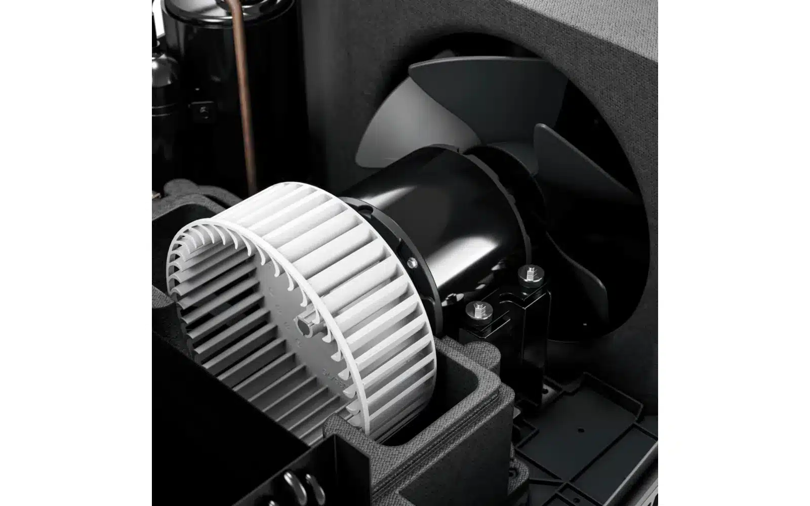 Detailaufnahme des Lüfterrads und Ventilators im Inneren einer Dometic FreshJet FJZ4 1500M Dachklimaanlage für Reisemobile.