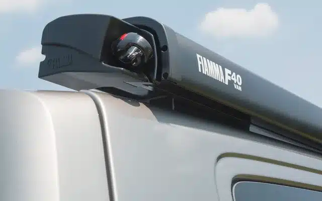 Fiamma F40 Van Dachmarkise in Deep Black auf dem Dach eines VW T5/T6.