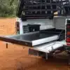 Ladeflächenauszug von Dometic in einem Pick-up für leichteren Ausrüstungszugriff im Outdoor-Einsatz