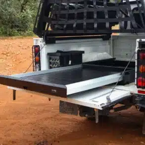 Ladeflächenauszug von Dometic in einem Pick-up für leichteren Ausrüstungszugriff im Outdoor-Einsatz