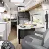 Innenansicht des Hobby PRESTIGE VAN 640 ET mit Sitzgruppe, Küche und maritimem Wohngefühl.