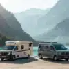 Ahorn Camp Wohnmobil und Campervan auf Renault Master Basis vor malerischem See und Bergen