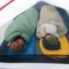 Zwei Camper schlafen auf Therm-a-Rest Isomatten in Schlafsäcken im Zelt