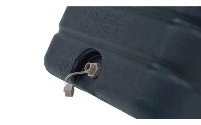 Detailansicht des Ablassventils an einer dunkelblauen Outwell Fulmar Kühlbox