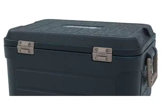 Seitliche Nahaufnahme der Outwell Fulmar passiven Kühlbox in dunkelblau mit sichtbaren Verschlüssen und Griffen