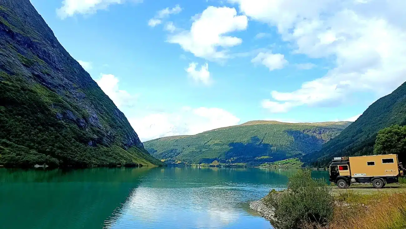 Traumhaft: Im Wohnmobil einsam an einem See in Norwegen, umgeben von Bergen und Natur. (Foto: Isabell Wotruba)