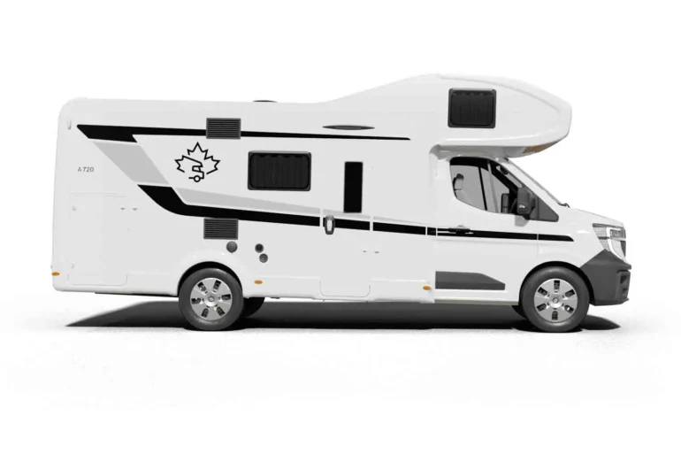 Seitenansicht des Ahorn Camp A 720, ein großes Alkoven-Wohnmobil für Familien und Gruppen