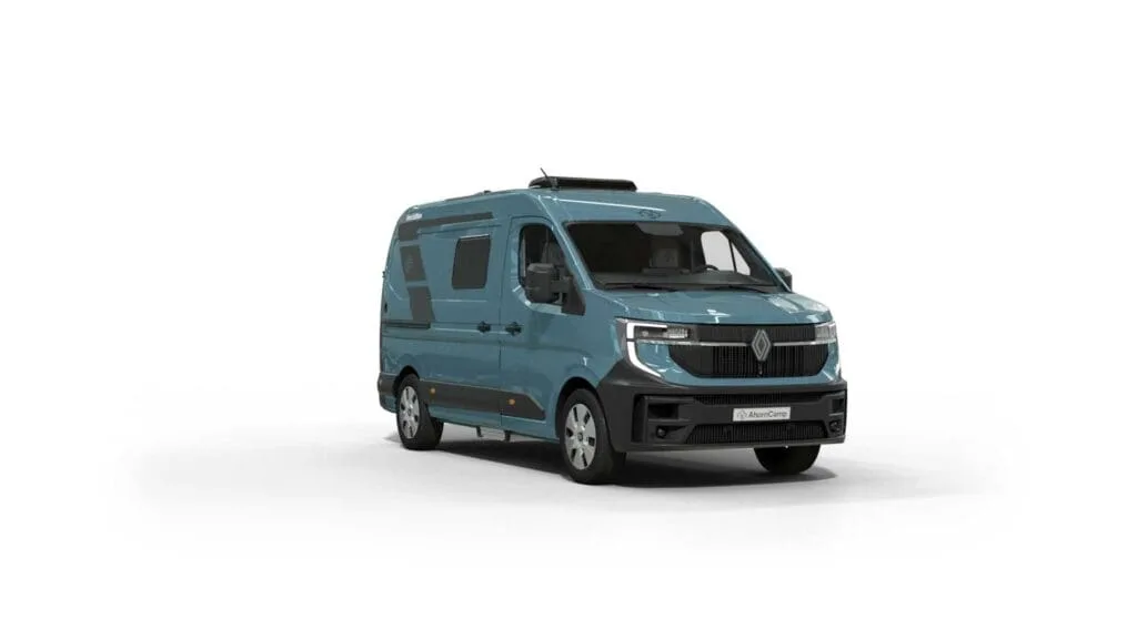 Front- und Seitenansicht des Ahorn Camp Van 560 als moderner, blauer Kastenwagen auf Renault-Master-Basis vor weißem Hintergrund.