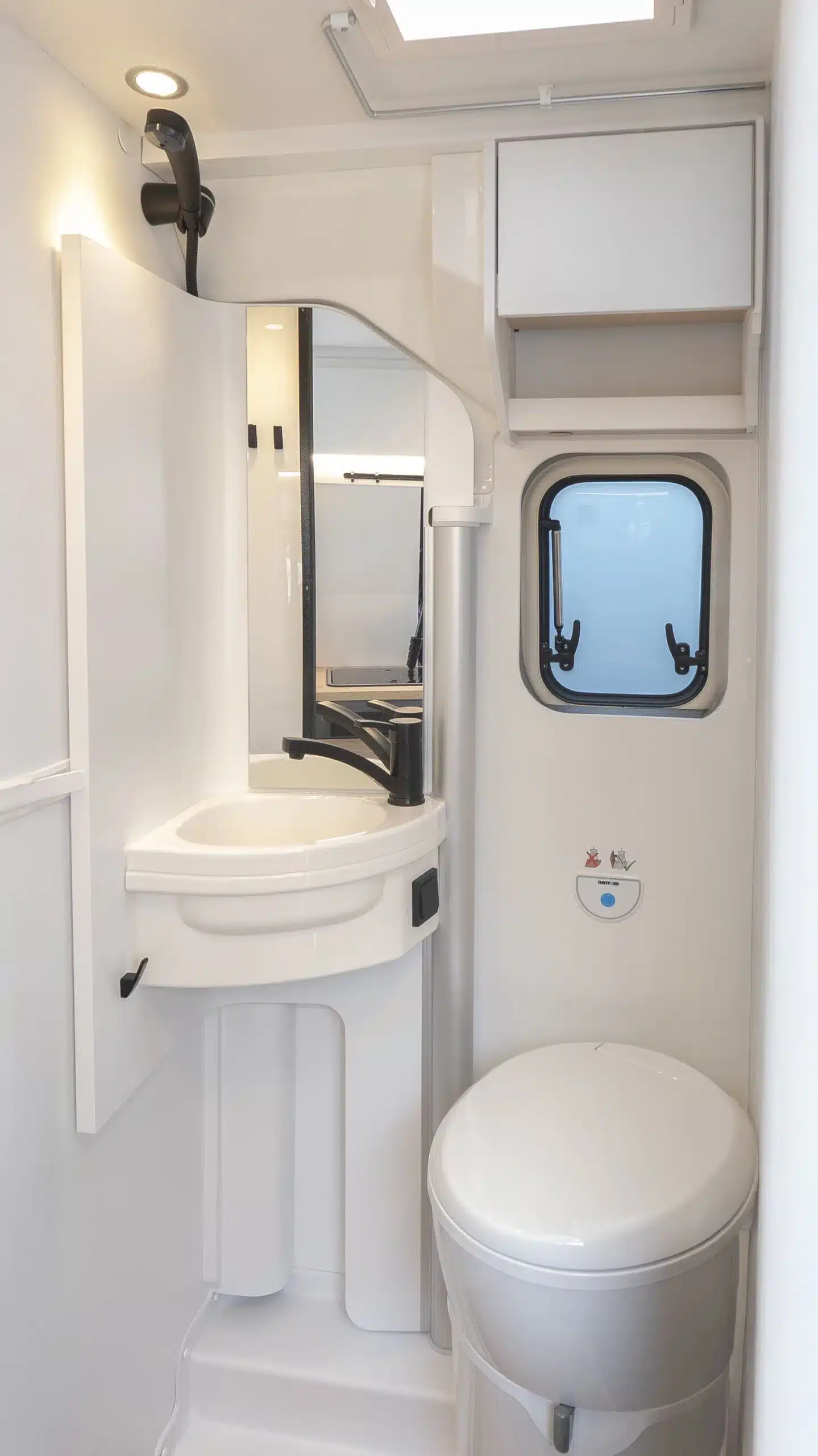 Badezimmer mit Toilette und Waschbecken im Ahorn Camp Van 560 Campervan