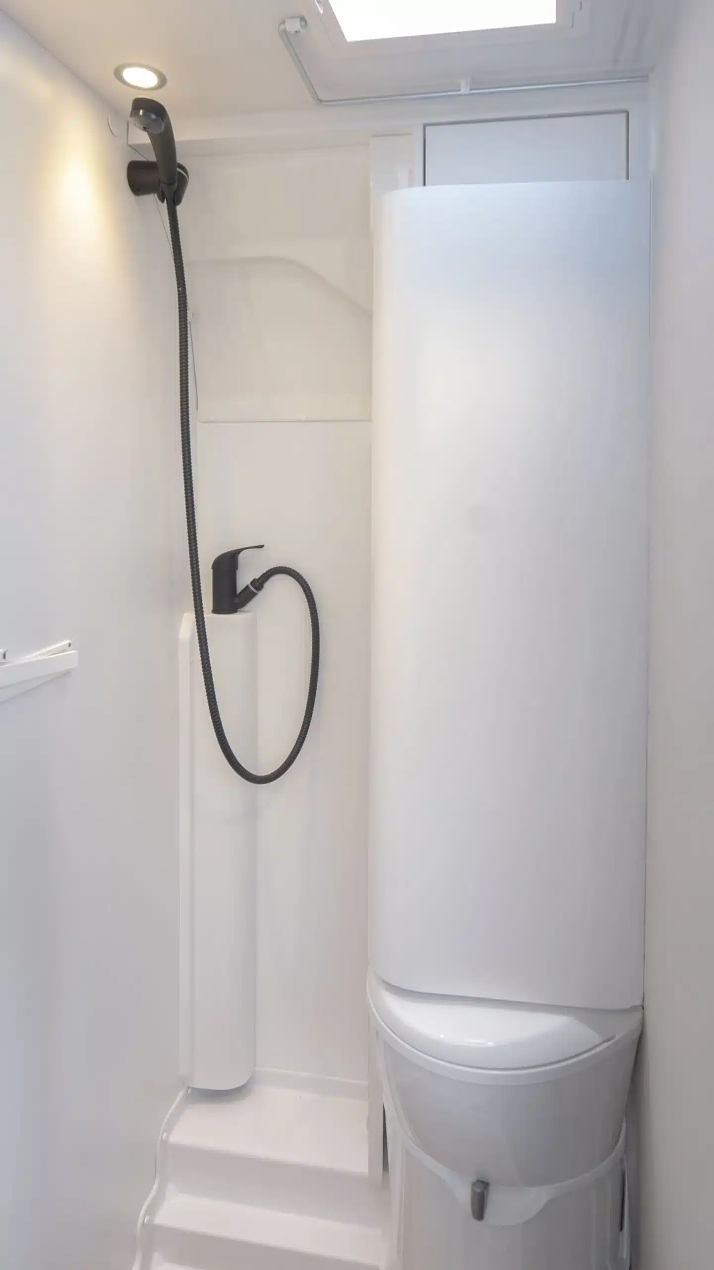 Kompaktes Bad mit Dusche und WC im Ahorn Camp Van 560